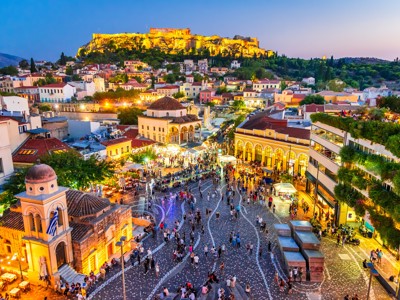 Avondzicht op Monastiraki-plein in Athene met de verlichte Akropolis tijdens een Griekenland familiereis.