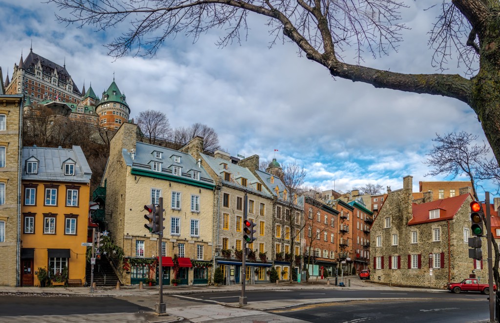 Historische gebouwen in Oud-Québec met Château Frontenac op de achtergrond, tijdens een rondreis Canada.