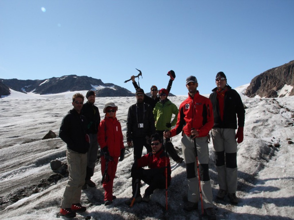 Groep reizigers op een gletsjer in Groenland tijdens de Groenland Expeditie.
