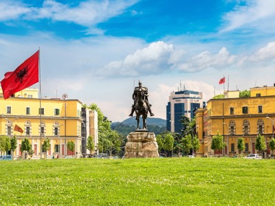 Standbeeld van Skanderbeg op het Skanderbegplein in Tirana, startpunt van de route Albanië, Kosovo en Noord-Macedonië.