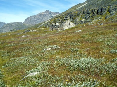 Ruïne van een stenen nederzetting in het berglandschap van Groenland tijdens de 15-daagse route.