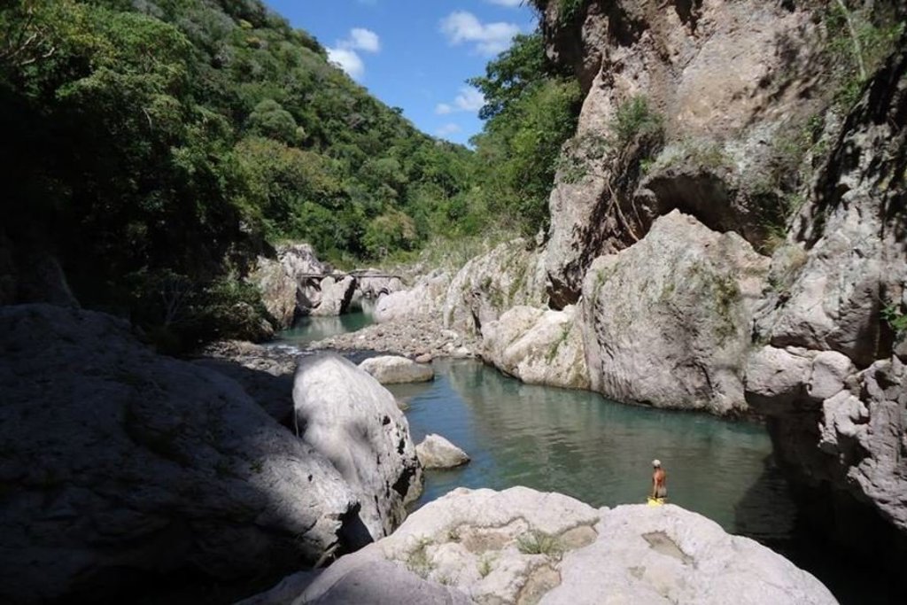 Rivier in een smalle kloof met rotswanden en groen, tijdens groepsrondreis Nicaragua en Costa Rica.
