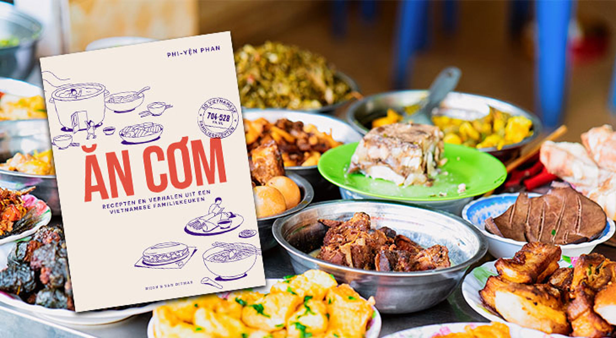 Kookboek “Ăn Cơm” van Phi-Yên Phan op tafel met diverse Vietnamese gerechten.