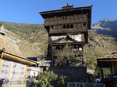 Houten tempeltoren in een bergdorp in de Spiti-vallei, route Spiti & Ladakh.