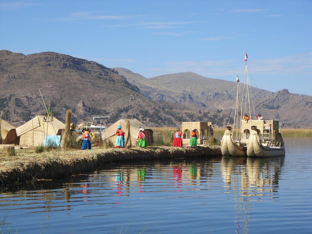 Rieteilanden en traditionele rietboten op het Titicacameer in Peru tijdens een familiereis.