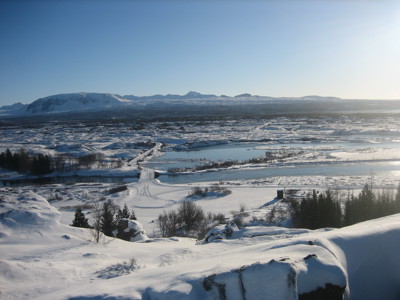Besneeuwd landschap met bevroren meren en bergen langs de Route IJsland Winter.