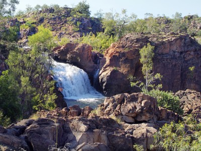 Waterval in rotsachtige kloof met groen struikgewas in West-Australië, Route West Australië 25 dagen.