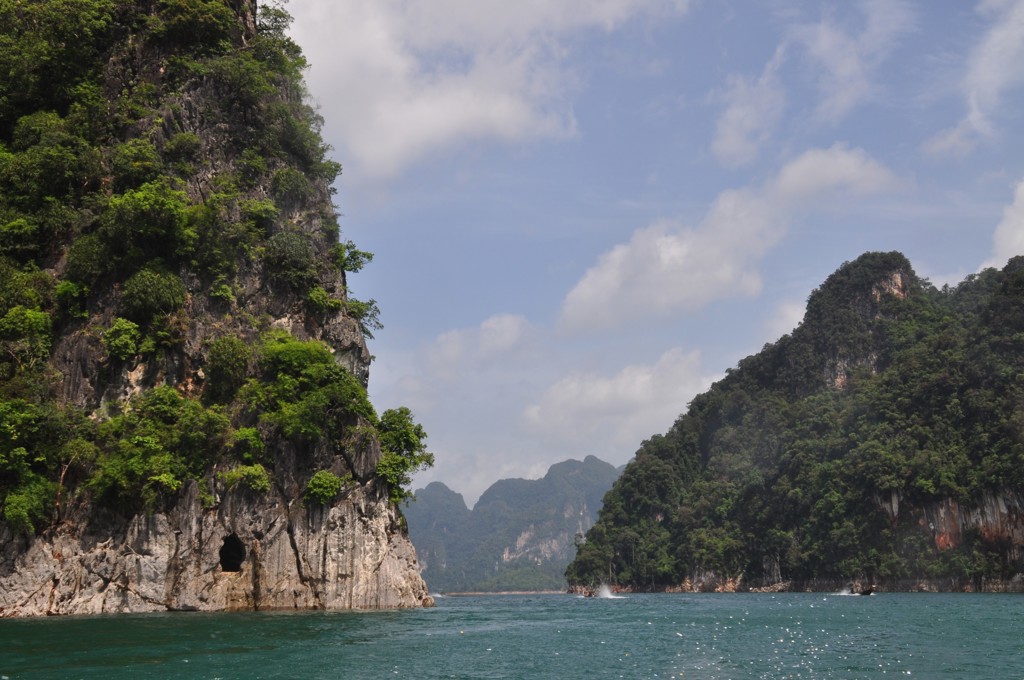 Karstrotsen met groen begroeide kliffen aan zee in Thailand, tijdens de rondreis Thailand Chill & Adventure.