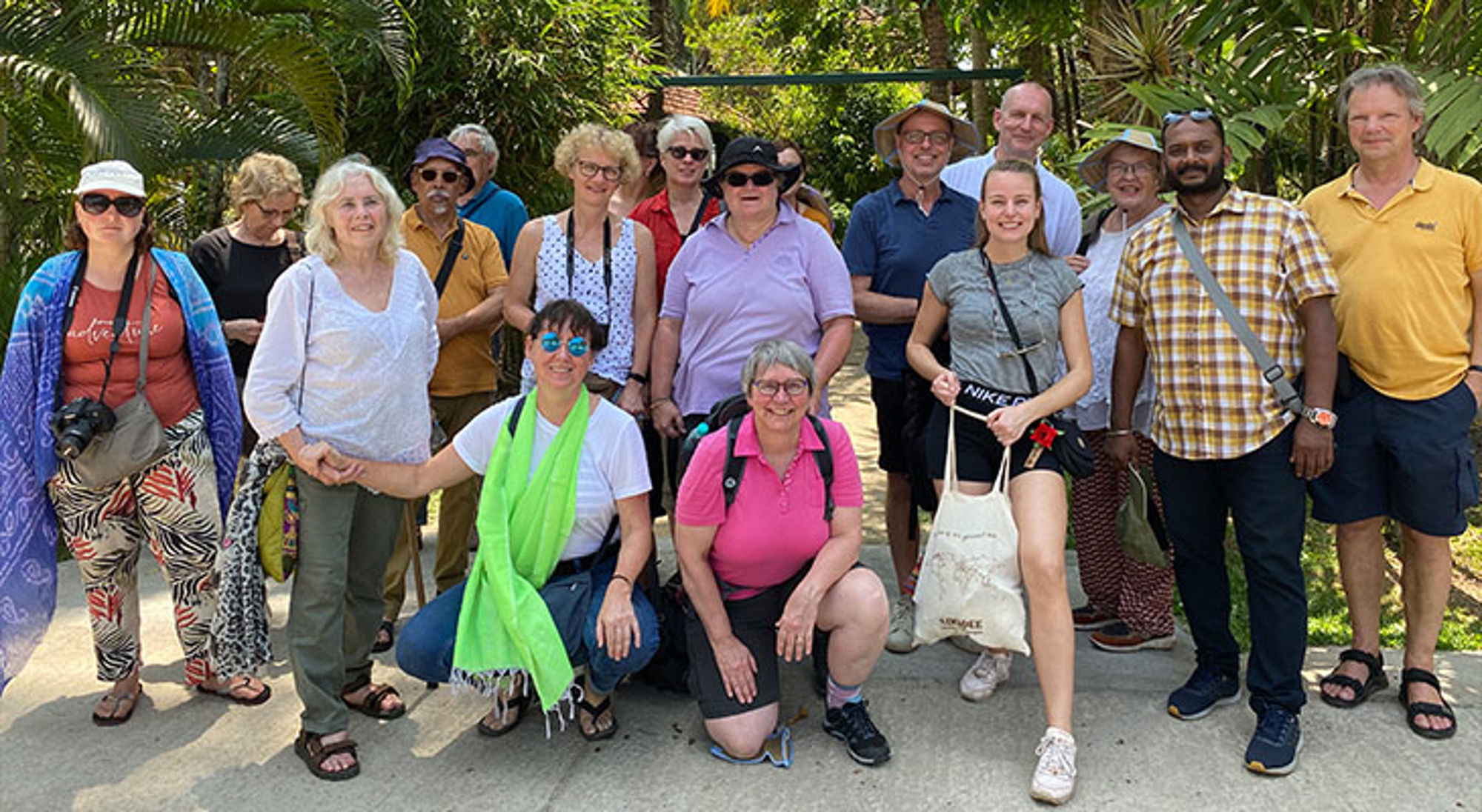 Groepsreis Zuid-India Groepsfoto van reizigers tijdens een excursie in een tropische tuin.