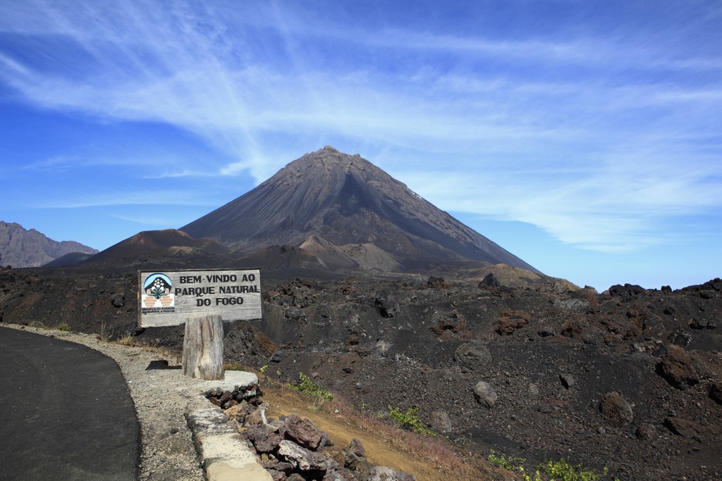 Vulkaan Pico do Fogo bij Parque Natural do Fogo op Kaapverdië, met welkomsbord langs de weg.