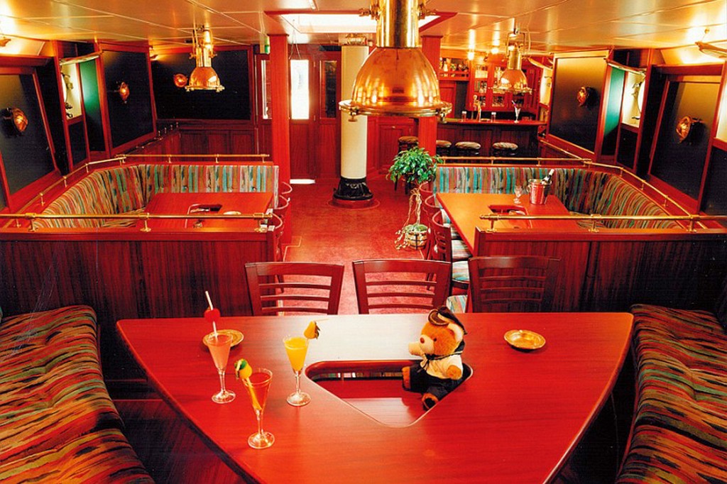 Gezellige lounge met bar aan boord van zeilschip Antigua tijdens groepsrondreis om Spitsbergen.
