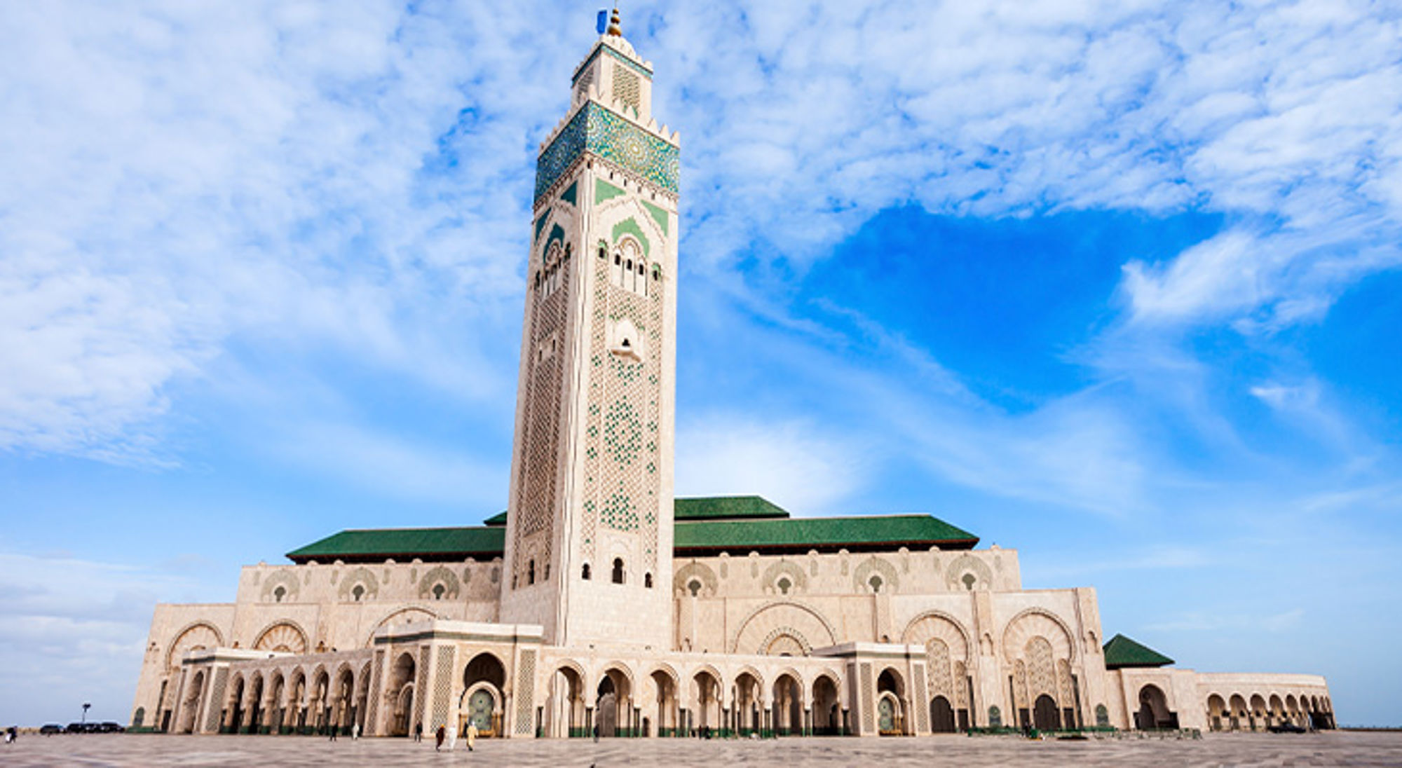 Hassan II moskee in Casablanca Hassan II-moskee in Casablanca met hoge minaret onder een blauwe lucht.