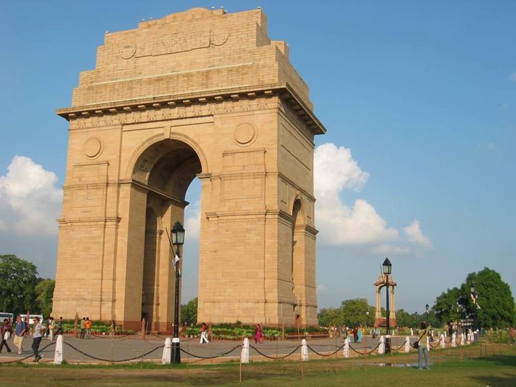 India Gate in New Delhi, een monumentale triomfboog in de avondzon.