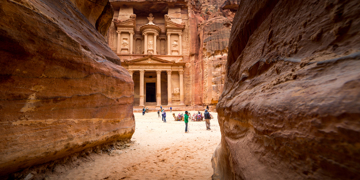De Schatkamer (Al-Khazneh) in Petra, Jordanië, gezien tussen de rotswanden van de Siq.