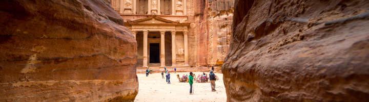 De Schatkamer (Al-Khazneh) in Petra, Jordanië, gezien tussen de rotswanden van de Siq.