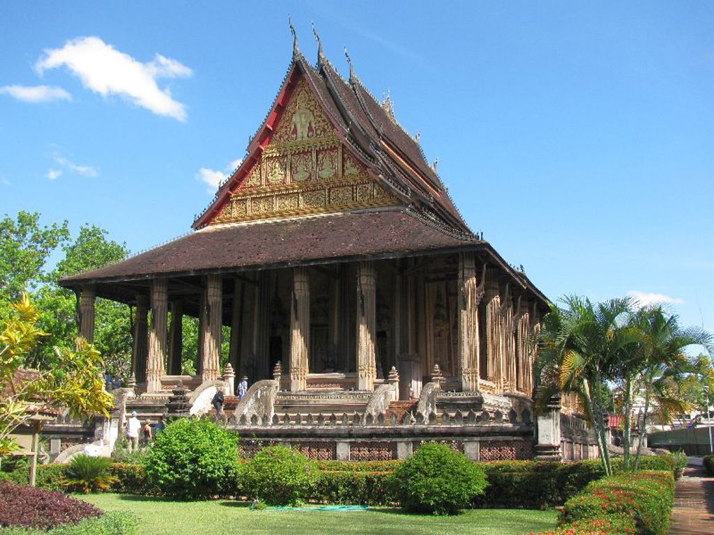 Houtsnijwerk en gouden gevel van de tempel Wat Xieng Thong in Luang Prabang, Laos.