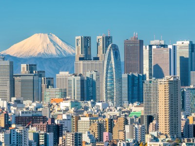 Uitzicht op de skyline van Tokio met Mount Fuji op de achtergrond.