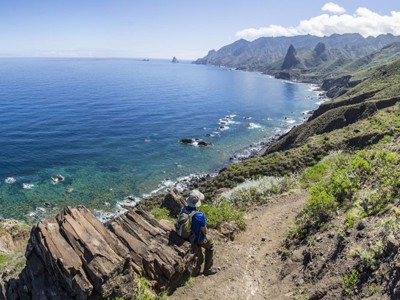 Wandelaar op kustpad met uitzicht op de ruige kustlijn van Tenerife tijdens de 10-daagse wandelvakantie Tenerife & La Palma.