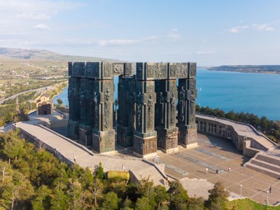 Kroniek van Georgië-monument bij Tbilisi met uitzicht over het Tbilisi-meer, Route Georgië.