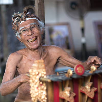 Balinese muzikant speelt gamelan tijdens groepsrondreis Java & Bali in Indonesië.