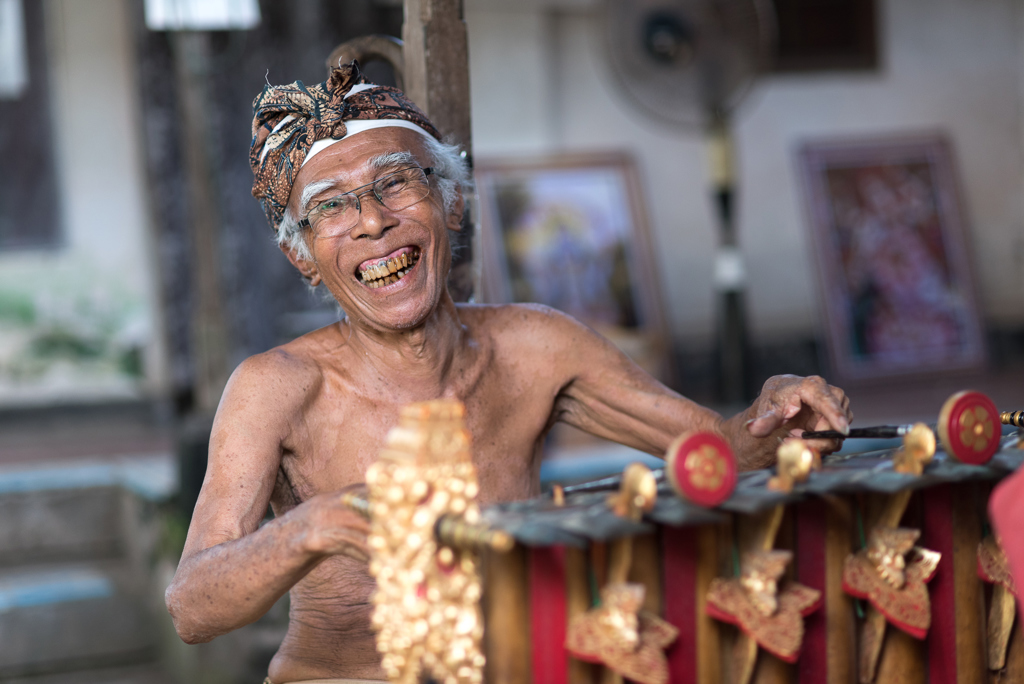 Balinese muzikant speelt gamelan tijdens groepsrondreis Java & Bali in Indonesië.