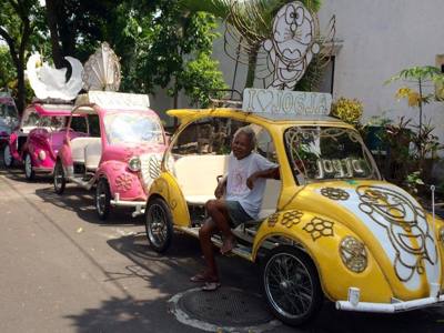 Kleurrijke becak in Jogja (Yogyakarta) op Java, onderdeel van de Route Java en Bali.