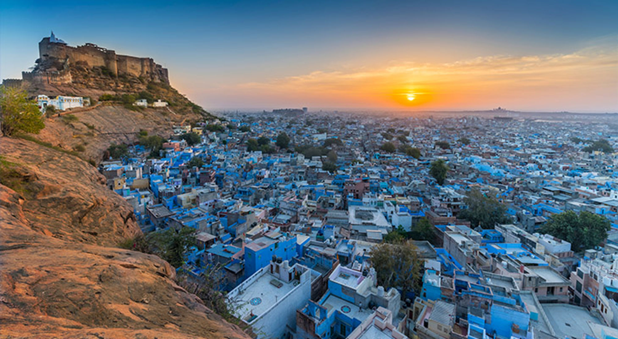 Jodhpur India Uitzicht op de blauwe stad Jodhpur met het Mehrangarh Fort bij zonsondergang.