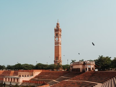 Klokkentoren bij de ghats in Jaipur tijdens Route Noord-India.