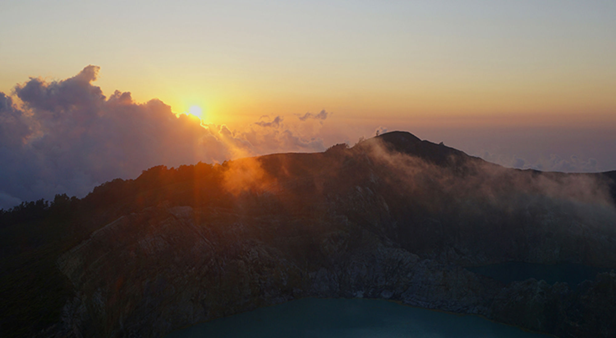 uitzicht vulkaan - flores eiland Zonsopkomst boven een vulkaankrater met mist en kratermeer in Indonesië.