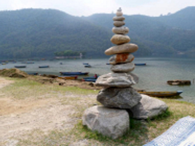 Steenmannetje aan de oever van het Phewa-meer in Pokhara, Nepal.