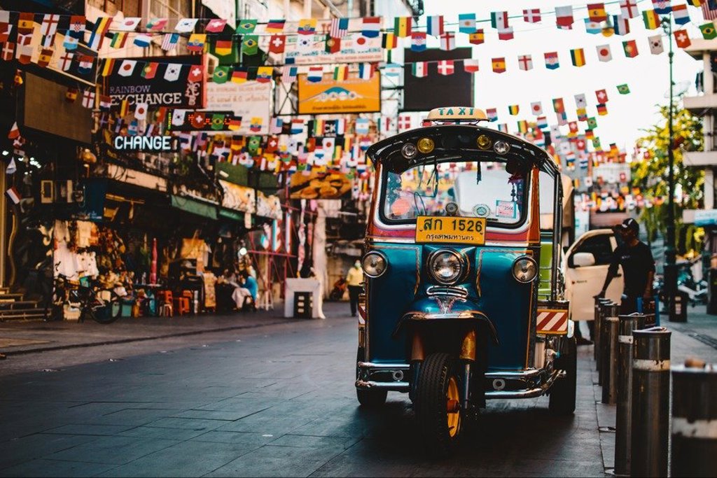 Tuktuk in een drukke straat tijdens een familiereis door Thailand, Laos en Cambodja.