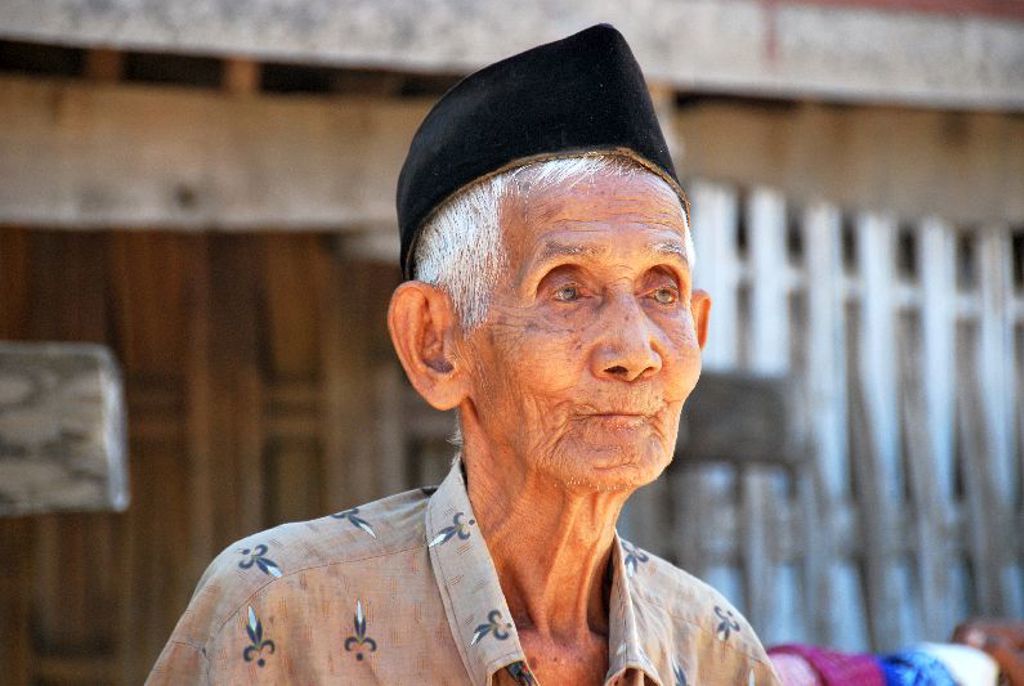 Portret van een oudere man met traditionele pet tijdens groepsrondreis Java, Bali en Lombok.