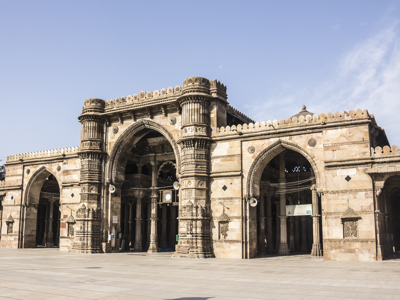Historische moskee met grote bogen en gedetailleerde gevel in Ahmedabad, Gujarat.