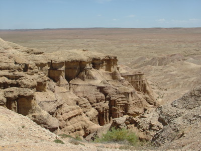 Erosiekliffen en rotsformaties in de Gobiwoestijn, Mongolië.