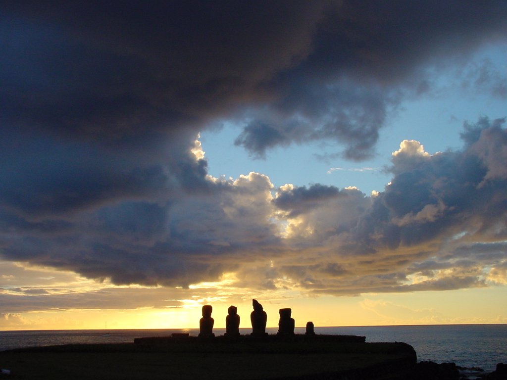 Silhouetten van Moai-beelden op Paaseiland bij zonsondergang, tijdens groepsrondreis Patagonië en Paaseiland.