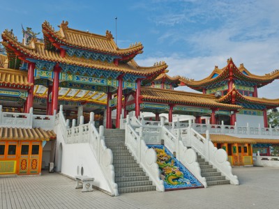 Chinese tempel met rood-gouden daken en witte trap, Route Maleisië dag 9.