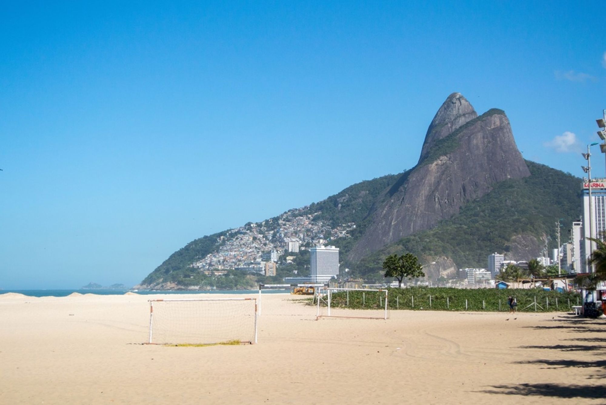Zandstrand van Rio de Janeiro met uitzicht op de berg Dois Irmãos en de skyline.
