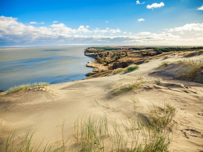Zandduinen en kustlijn van de Koerse Schoorwal aan de Baltische Zee tijdens de route Polen en Baltische Staten.