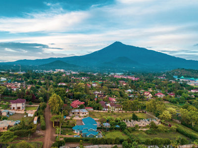 Uitzicht op de stad Moshi met de Kilimanjaro op de achtergrond in Tanzania.