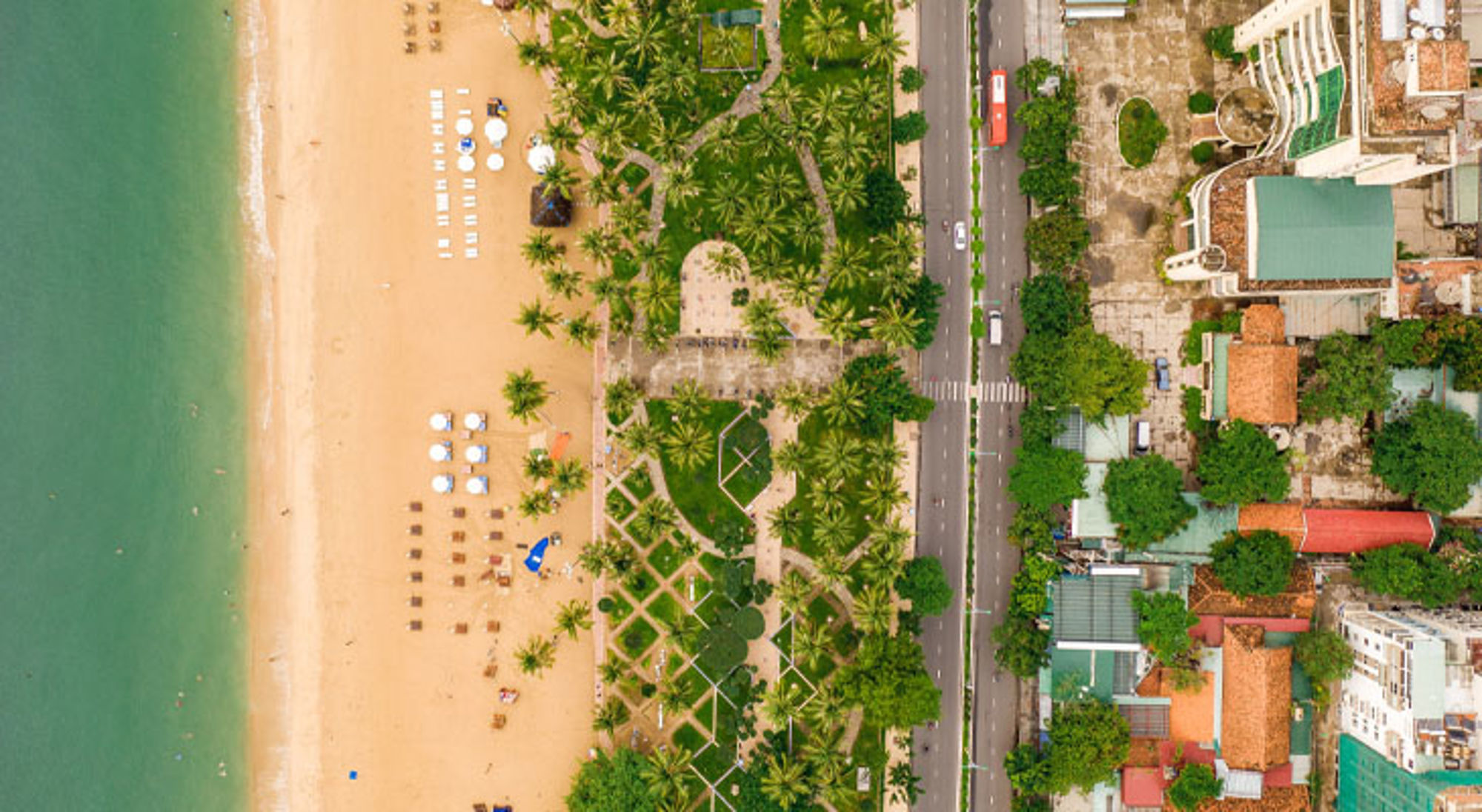 Nha Trang strandboulevard met palmbomen, zandstrand en zee in Vietnam.