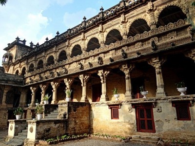 Historische haveli met rijk versierde bogen en zuilen in Gujarat tijdens de 19-daagse route.