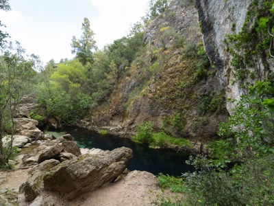 Groene kloof met helder water langs de wandelroute op Sardinië, dag 4 van de 8-daagse wandelvakantie.