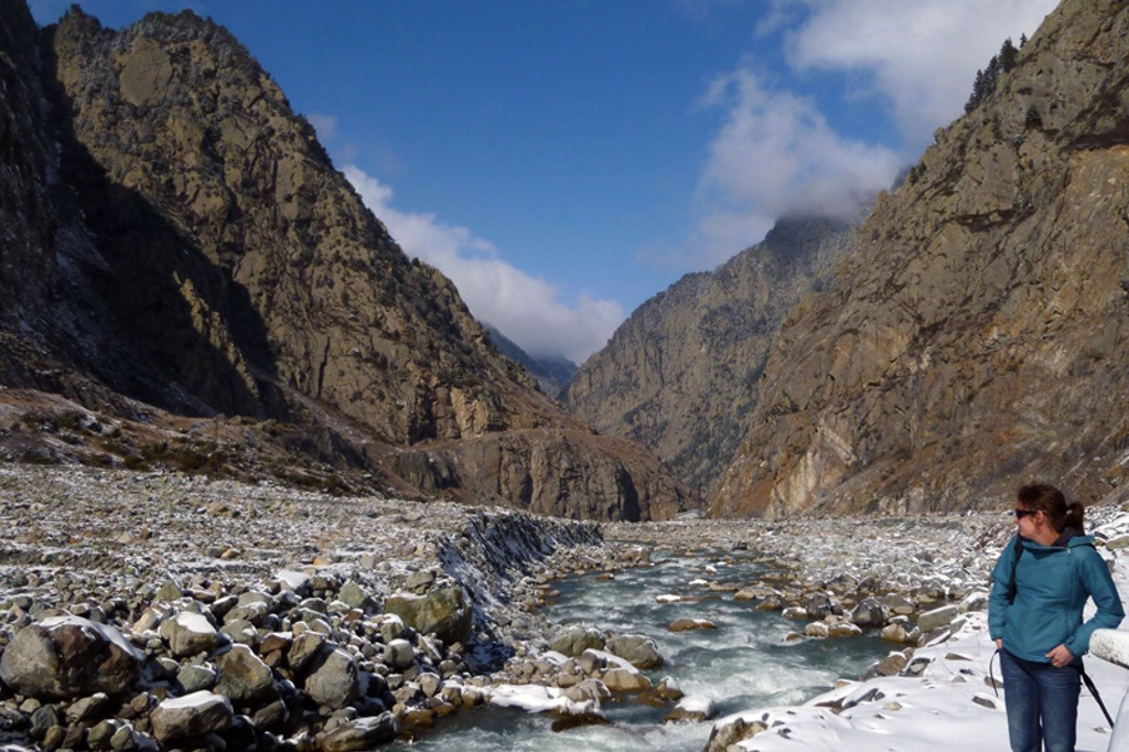 Wandelaar bij een bergbeek in een rotsachtige kloof in Armenië tijdens groepsrondreis Armenië en Georgië.