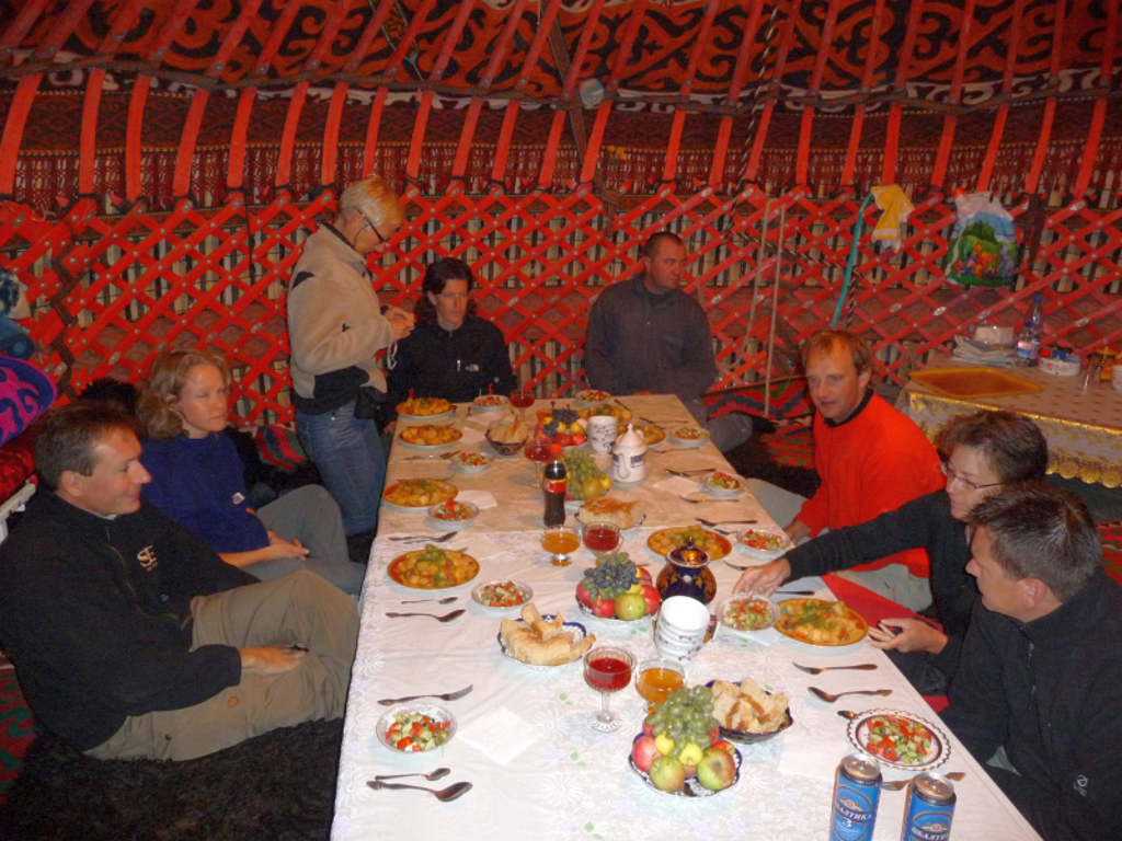 Groepsrondreis Kirgistan: reizigers dineren in een traditionele yurt langs de Zijderoute.