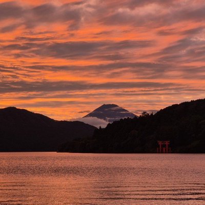 Uitzicht op groene heuvels en bergen tijdens een 22-35ers reis door Japan.