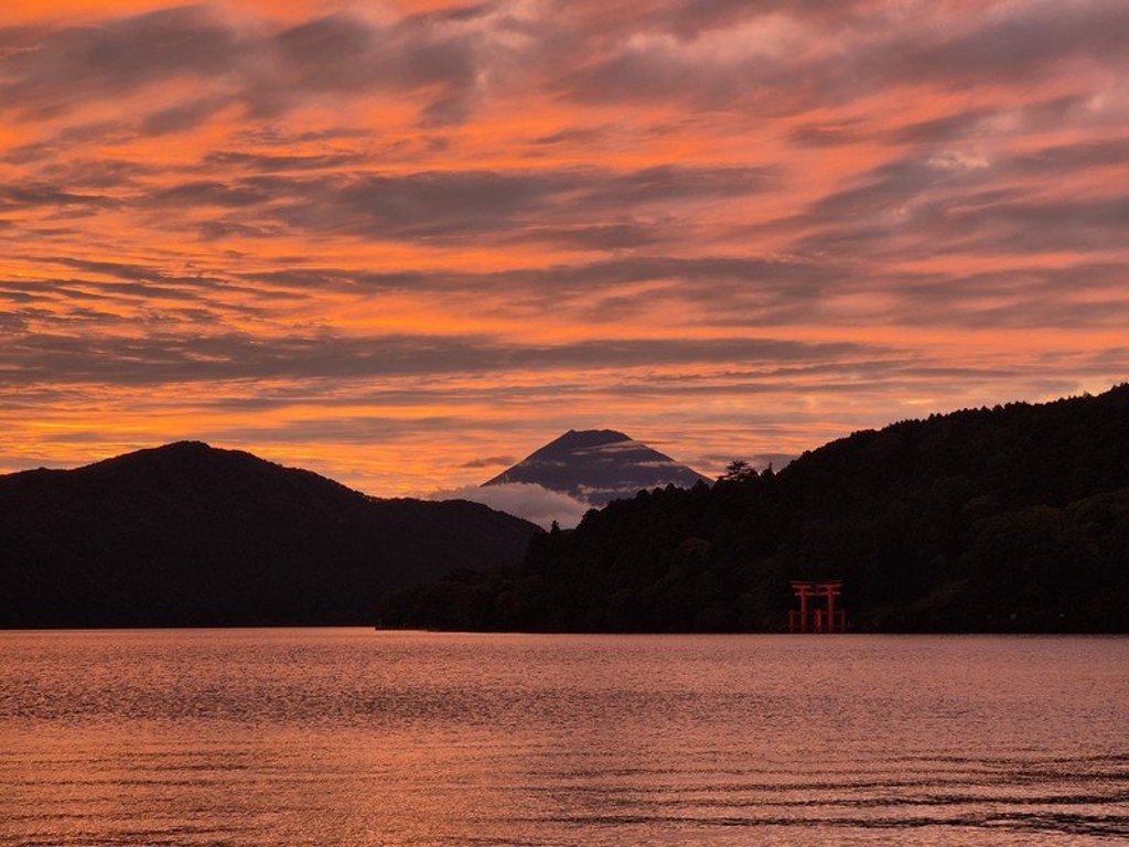 Uitzicht op groene heuvels en bergen tijdens een 22-35ers reis door Japan.