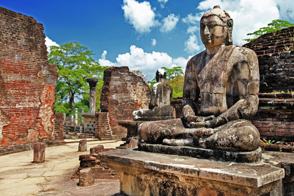 Boeddhabeeld bij de ruïnes van Polonnaruwa, een hoogtepunt van een familiereis door Sri Lanka.