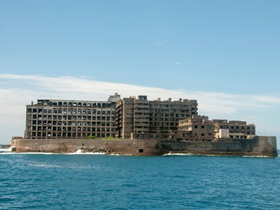 Verlaten gebouwen op het eiland Hashima (Gunkanjima) bij Nagasaki, Japan.