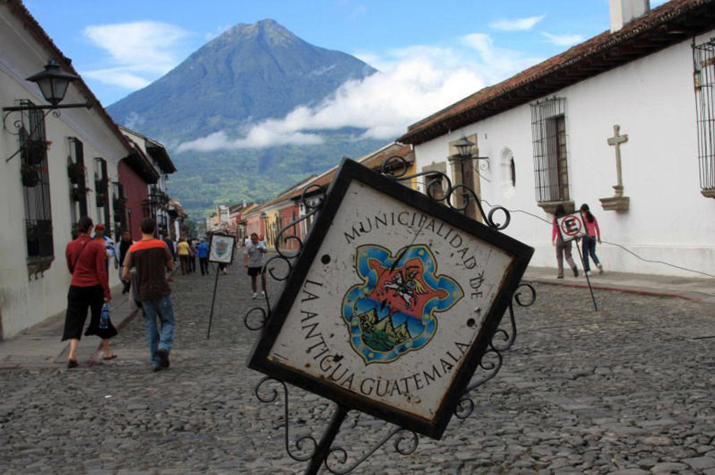Straat in Antigua, Guatemala met de vulkaan Agua op de achtergrond tijdens een familiereis Guatemala en Belize.