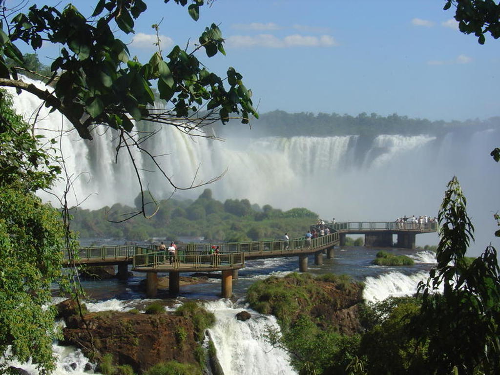 Uitzicht op de Iguazú-watervallen met wandelpaden en uitzichtplatforms in Brazilië.